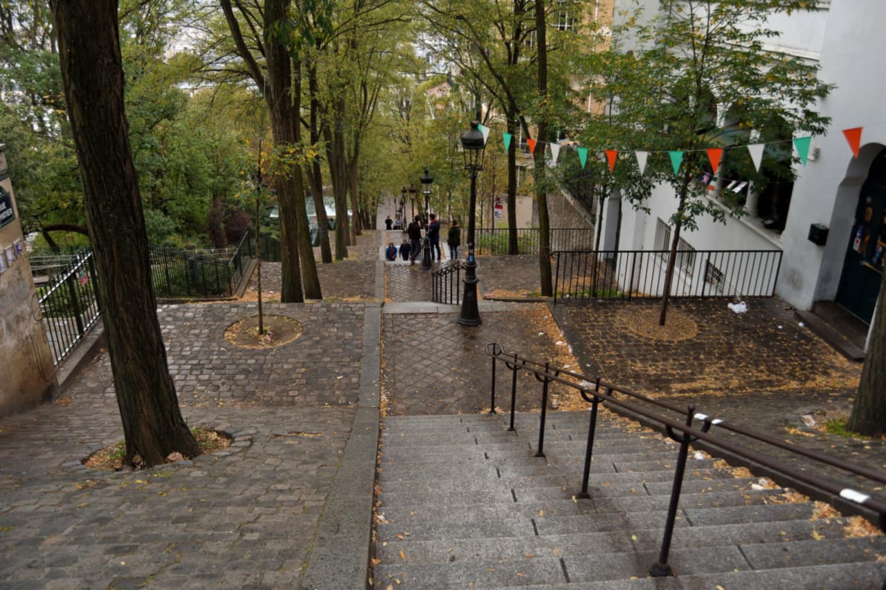 Les escaliers de Montmartre sous les arbres, un jour d’automne